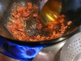 豆板醤は、焦がさないこと。手早く混ぜながらしっかりと火を入れる。