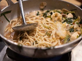 「博多グルメ旅」のススメ。名物のもつ鍋や屋台、〆に使える専門店などの4軒を、一晩でハシゴ酒