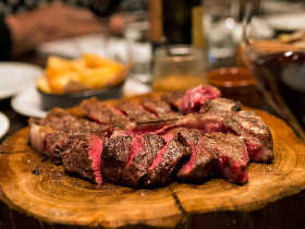 牛塊肉ではじまり、鶏、ワイン、そしてウイスキーな福岡の夜