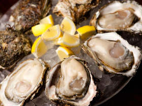 ハッピーアワーならぬオイスターアワーで牡蠣を味わい尽くす『オイスターバー＆ワイン ブロン 銀座店』