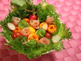 食べられる花束!? 特別な日の食事を華やかに彩る"ブーケサラダ"が話題沸騰