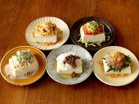 【5分レシピ】いつもの冷奴にちょい足しするだけ！ おつまみにオススメの冷奴の簡単アレンジ5選