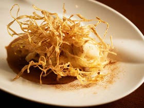 【レシピ】揚げ衣の正体はゴボウ！ 人気フレンチのシェフが教える「牛蒡と白身魚のパイヤソン・五香粉」