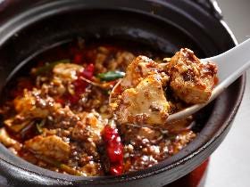 神田で本場・四川の麻婆豆腐にシビれる！ 辛さとうまみのスパイラルにハマる『覇王 神田本店』