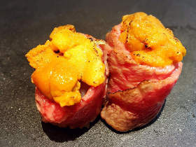 寿司屋なのにウニの肉巻き軍艦が倒れるウマさ！究極の肉と厳選された魚介の両方を味わえる『寿司さいしょ』