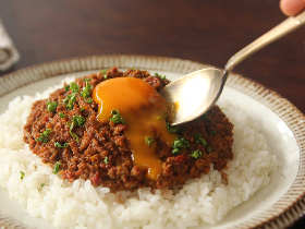 フライパンひとつで作れる！水を一切使わないから素材のうまみたっぷりな「極上キーマカレー」の簡単レシピ