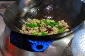 ・野菜を入れて、炒める時間は30～40秒ほど。ここで唐辛子がきれいな赤黒い色（フーラー）になるように調節する。