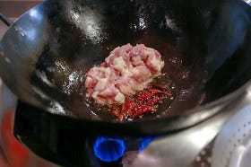 ・辛みの調味料を焦がさないように弱火で炒めはじめ、鶏モモ肉を入れるときに中火にあげる。