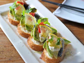 話題のサバ料理専門店『SABAR』がレシピを伝授！おもてなしにも使える「サバ・タルティーヌ」の作り方