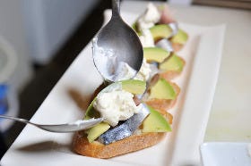 アボカド・しめさば・アボカドをオフセット気味に重ね、サワークリームで色のコントラストを付ける。<br>そうすることによって、立体感のある仕上がりになり、プロの出来栄えに近づく。