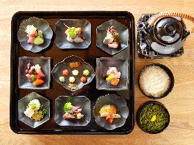 50種類の具材を合わせて美しいお寿司を創ろう。カフェのようにくつろげるお寿司屋さん「アウーム」